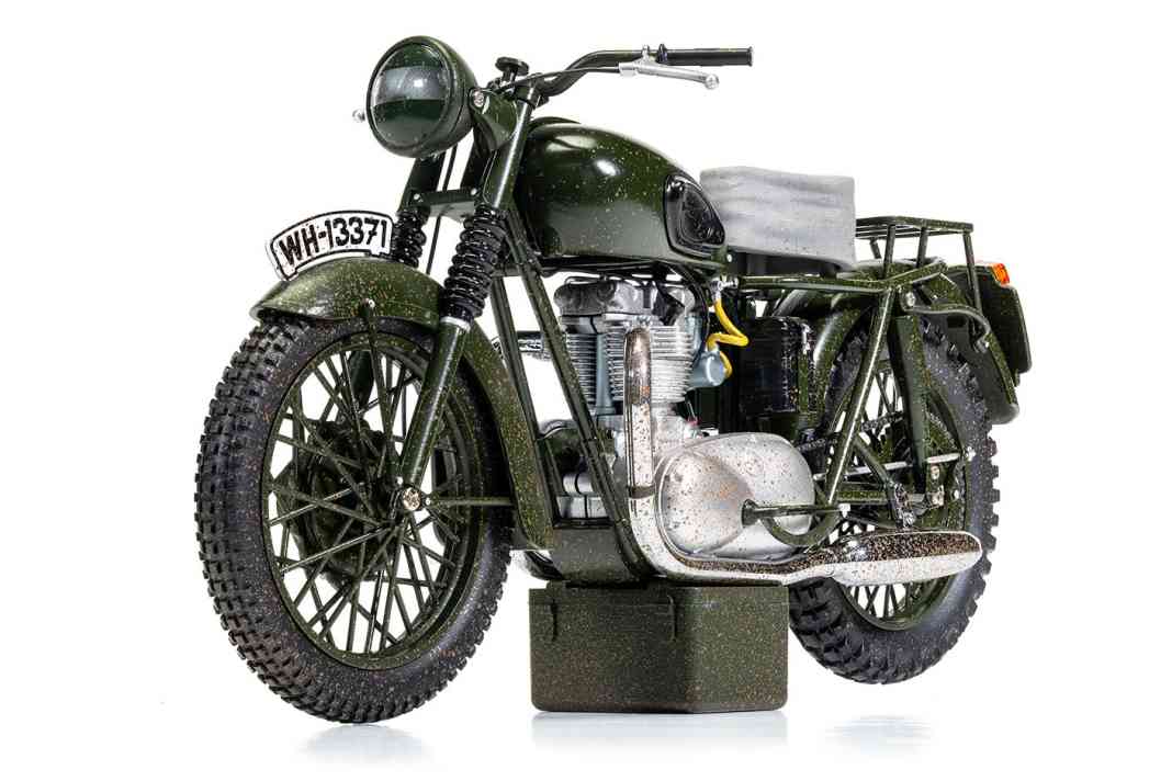 Das Film-Bike von Corgi in 1:12, die “Escape”-Triumph, wird dreckig