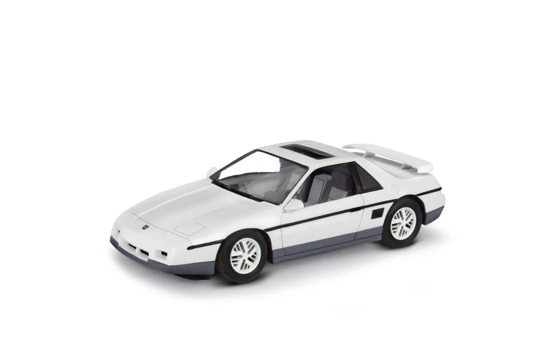 Revell gibt mit dem `85 Pontiac Fiero als 1:24-Plastikkit Vollgas!