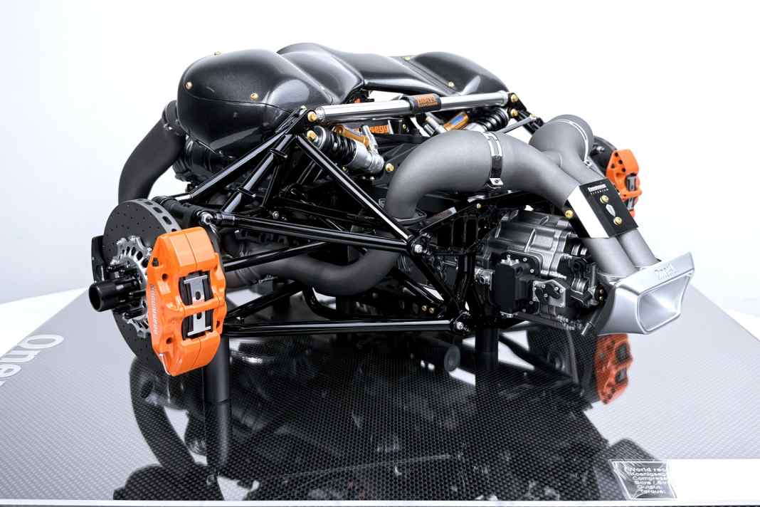 Fronti-Art baut den 1360-PS-V8 des Koenigsegg One:1 in 1:4