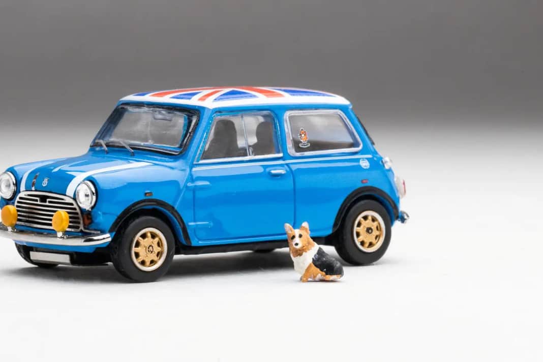 Austin Mini 1000 als Diecasttalk-Sondermodell rollt in 1:64 an – mit Hund!