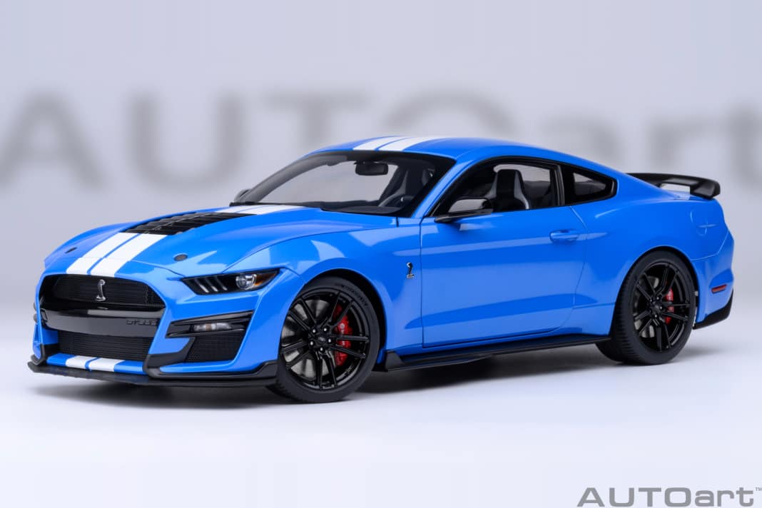 Grabber Blue steht dem Mustang GT 500 von Autoart in 1:18 ausgezeichnet