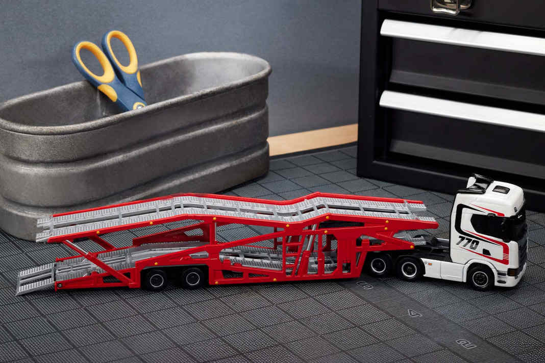 Hot Wheels zeigt Autotransporter auf Scania-Basis in 1:64