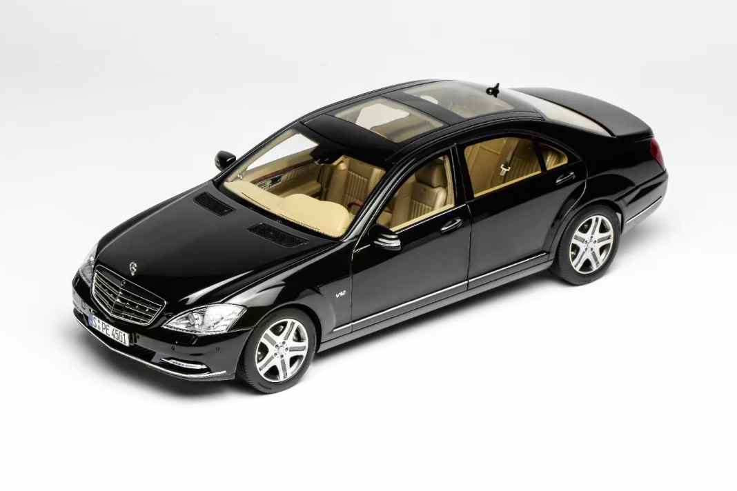Motorhelix liefert luxuriösen Mercedes-600er in dezentem Schwarz und 1:18