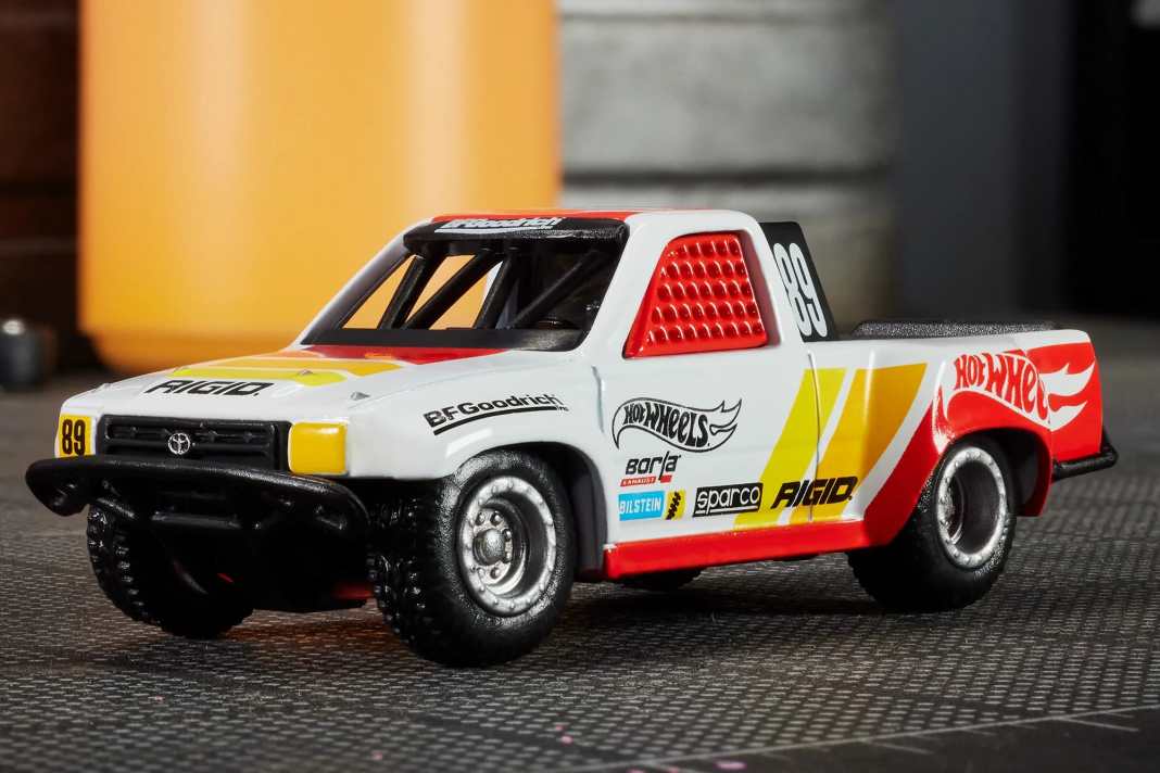 Hot Wheels bringt den Toyota Hilux für die großen Sprünge in 1:64