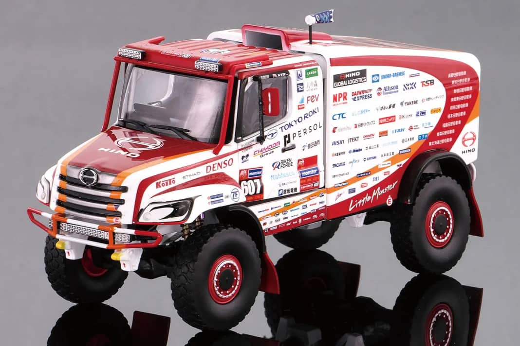Hino bringt 1:43-Modell seines Dakar-Trucks von 2025 heraus