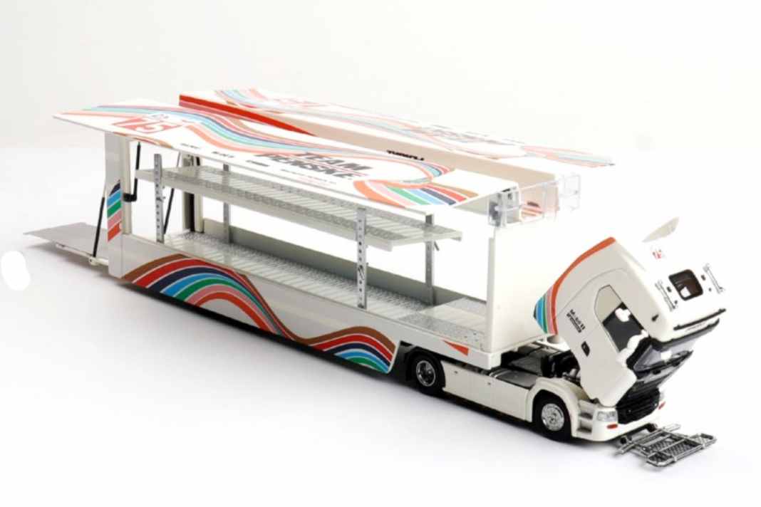 Keng-Fai springt auf den Doppeldecker-Zug auf und zeigt 1:64-Renntransporter