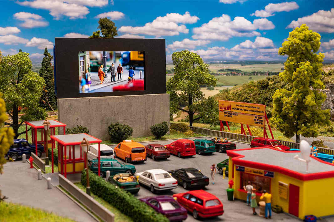 Bauen wir doch einmal ein Autokino. Bullitt oder 007 auf der 1:87-Leinwand?