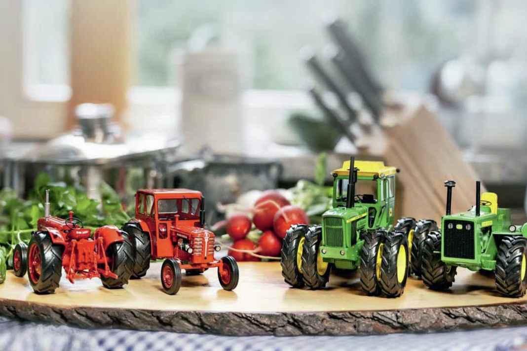 Vier neue Traktoren von Schuco in 1:32 - Vier Rot-Grüne