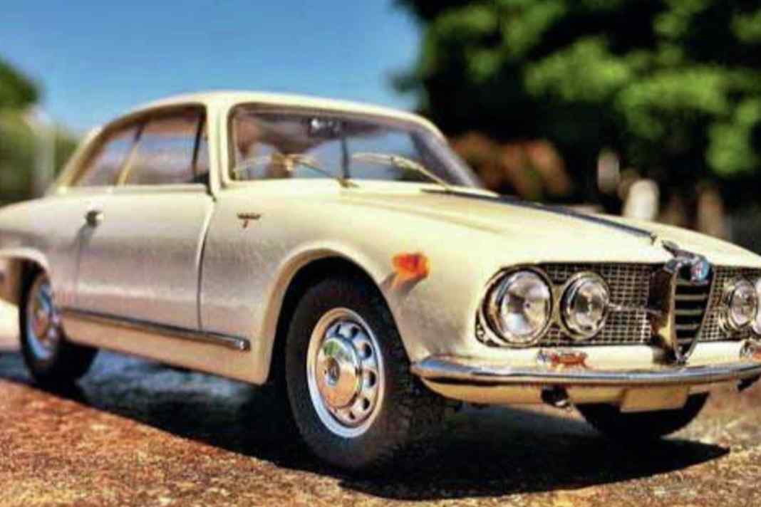 Alfa Romeo 2600 von Bang in 1:43 - Designer-Traum