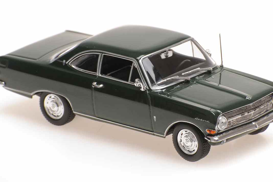 Dank Blitz und Bulli gibt Maxichamps in 1:43 mit Die-Cast-Oldtimern Gas