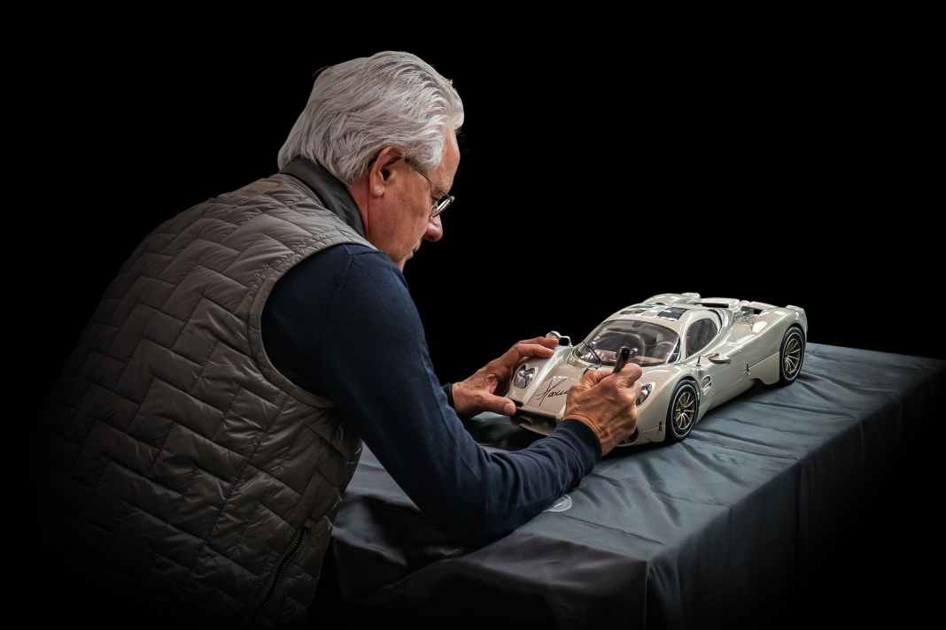 Horacio Pagani adelt Pocher-Kit des Utopia in 1:8 mit seinem Autogramm