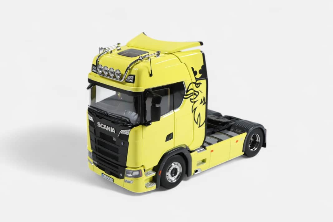 Bei NZG fährt im Maßstab 1:18 ein gelber Scania-Truck vor