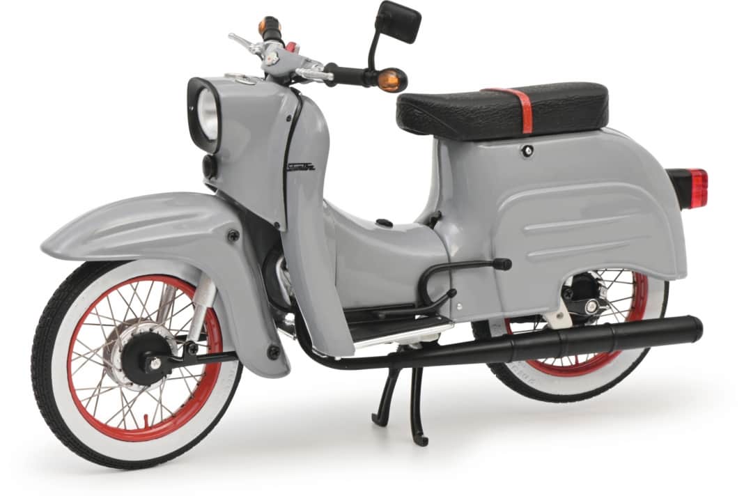 Schuco rollt seine aufgebrezelte Simson Schwalbe in 1:10 zu den Fans