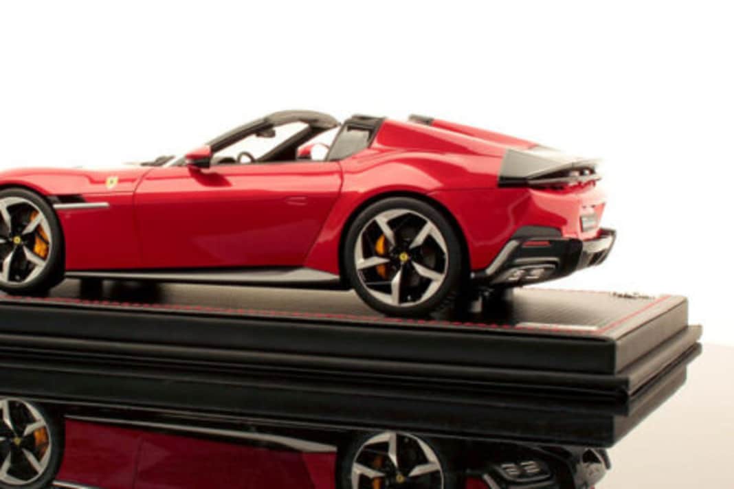 12Cilindri Spider erstrahlt in Rosso Imola bei MR Collection in 1:18