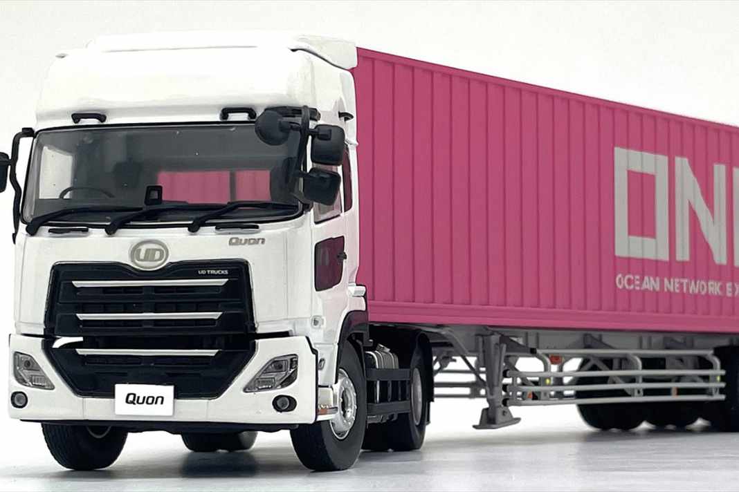 Kyosho liefert im Mai den UD Quon mit Container-Trailer als 1:43-Neuheit