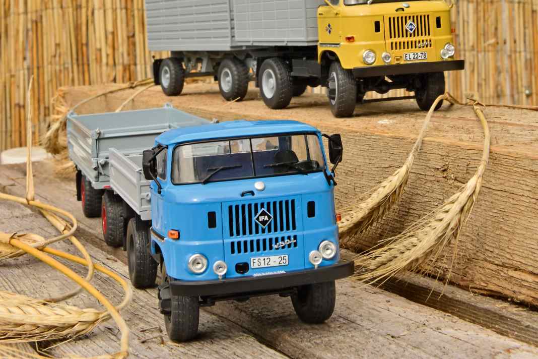 IFA-Landwirtschaftszüge von Schuco in 1:32 - Auf‘s Korn genommen