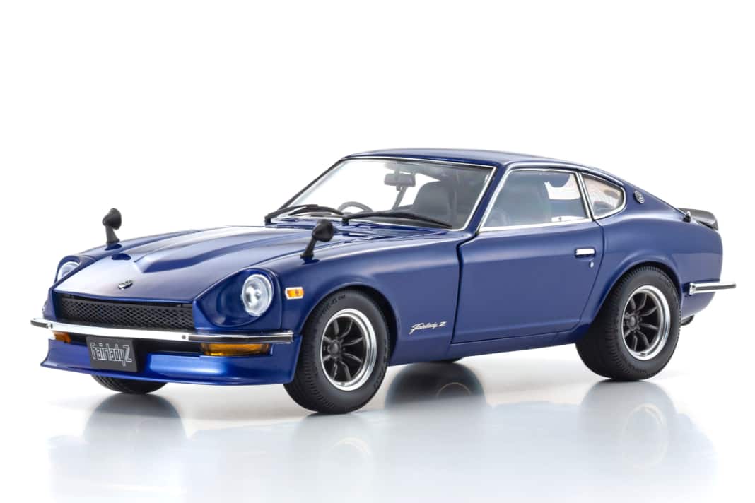 Kyosho fährt Nissan 240 Z-L in Blau und 1:18 vor