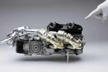 Amalgams Bugatti Tourbillon-V16-Motor geht gewaltig, zeigt aber keine Uhrzeit an!