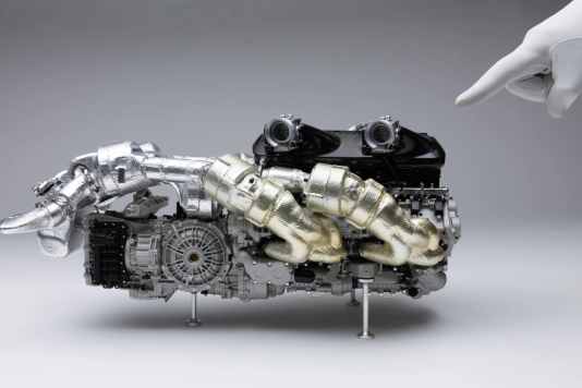 Amalgams Bugatti Tourbillon-V16-Motor geht gewaltig, zeigt aber keine Uhrzeit an!