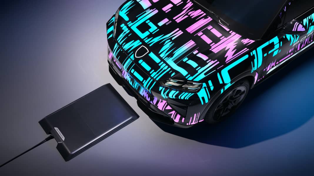 Porsche Cayenne Electric lädt ohne Kabel