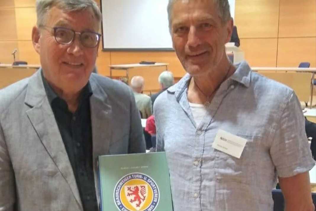Auszeichnung für die Eintracht-Braunschweig-Chronik