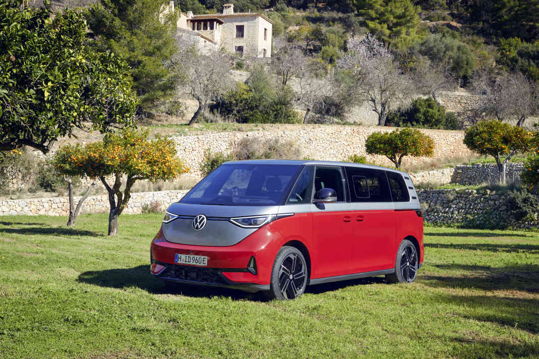 VW ID.Buzz, BMW 2er Active Tourer, Renault Espace und Toyota Proace Verso im Vergleich