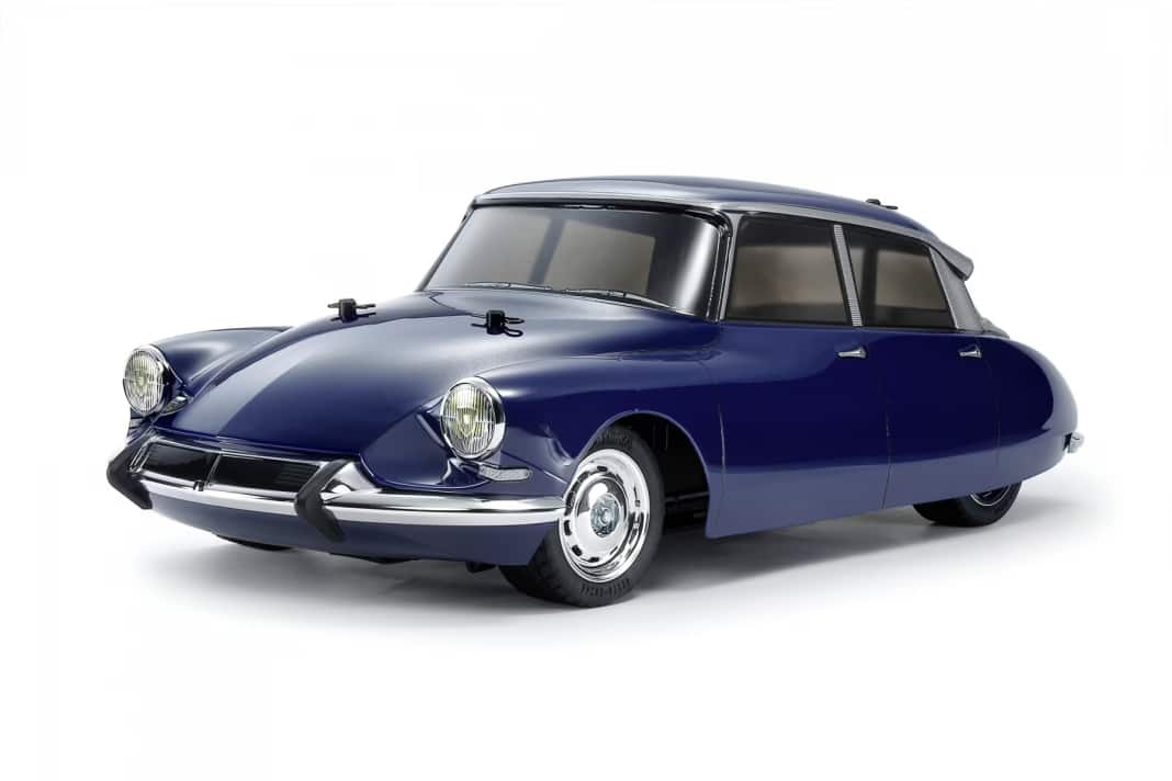 Bei Tamiya trägt die Citroen-Göttin DS 21 in 1:10 Dunkelblau