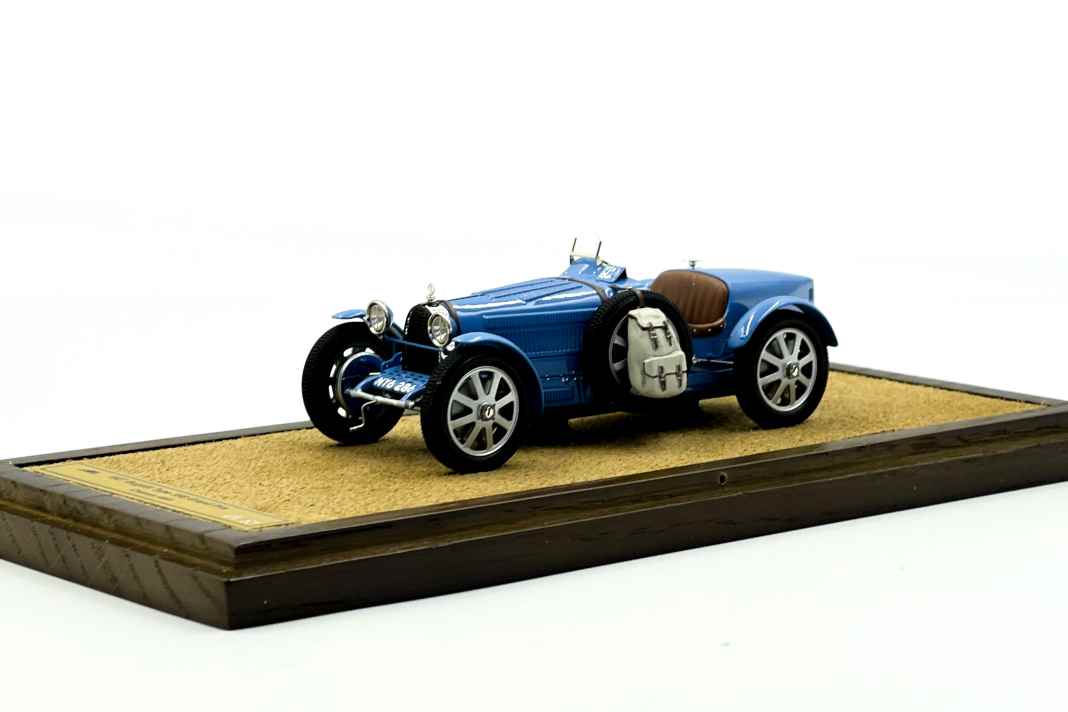 EMC bringt einen grandiosen Rucksack-Bugatti 35 B in 1:43 auf Grand-Prix-Chassis