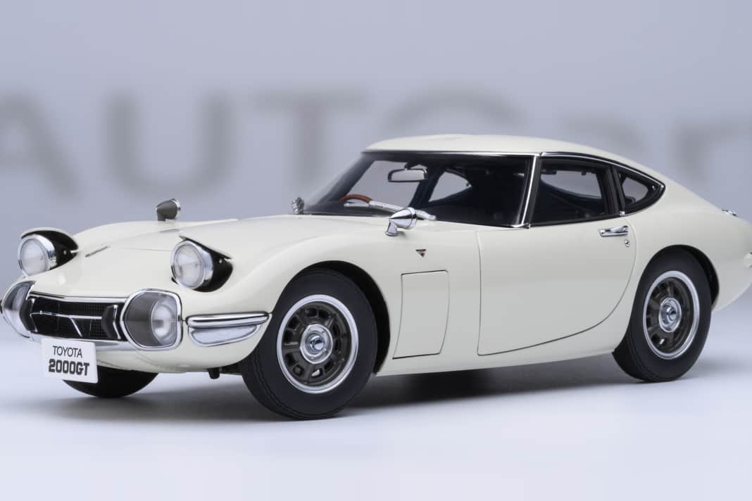 Vor 60 Jahren debütierte der Toyota 2000 GT. Das Autoart-Modell in 1:18 kommt im Juli!