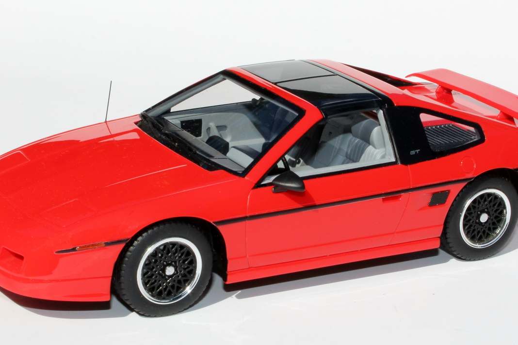 Automodello bringt den Plastik-Pontiac Fiero als Fastback GT in 1:24 heraus