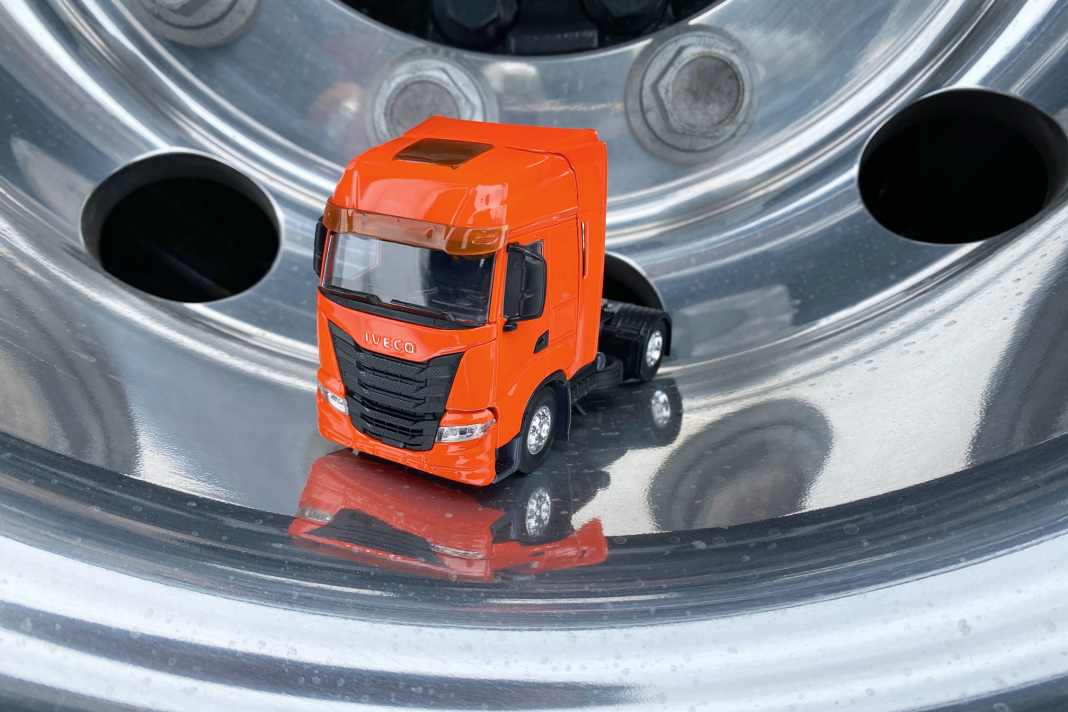’20 Iveco S-Way von Tekno in 1:50