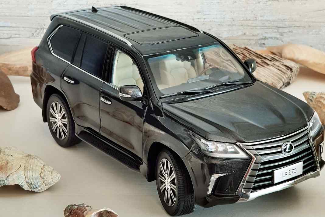 Lexus LX 570 von Kyosho in 1:18