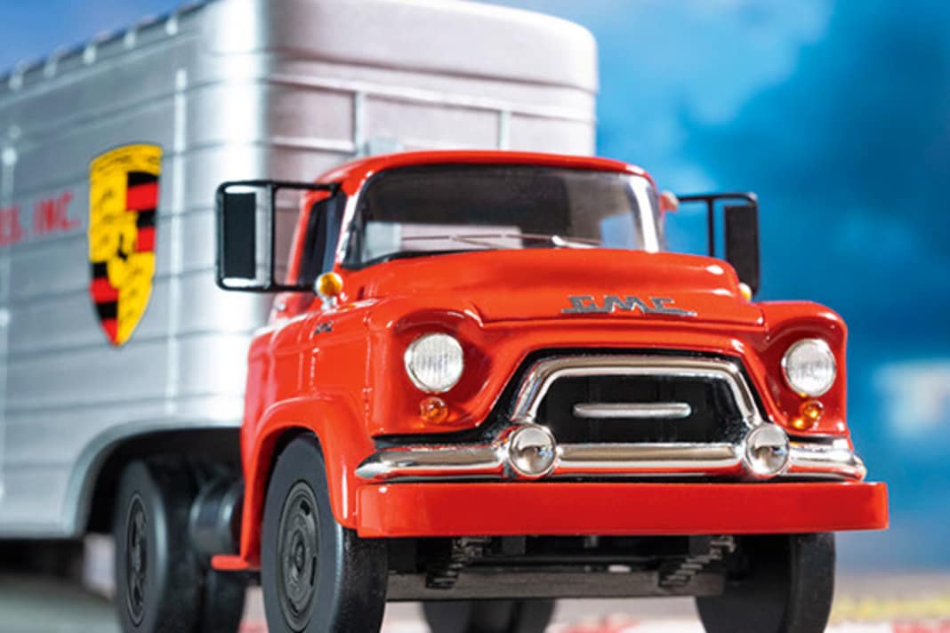 GMC John Edgar Renntransporter von Schuco in 1:43