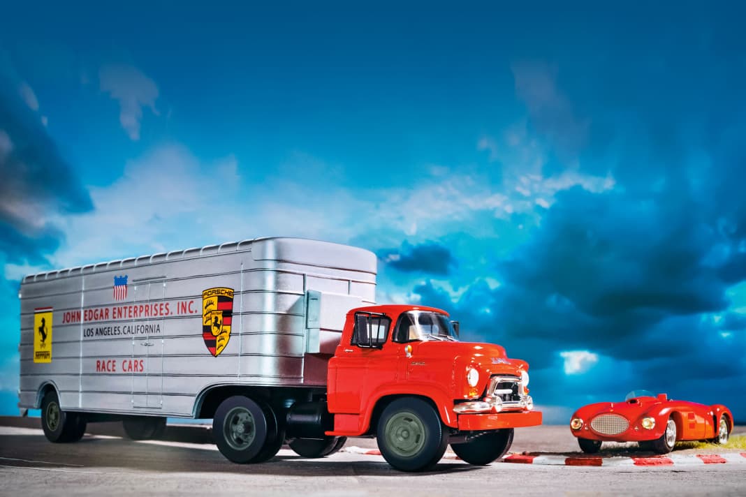 GMC John Edgar Renntransporter von Schuco in 1:43