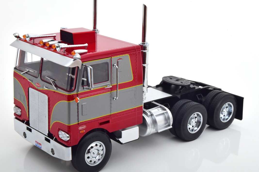 Road Kings bringt den Peterbilt Pacemaker 352 in zwei schrillen 1:18-Versionen