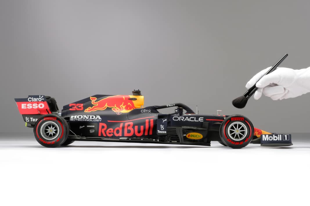 Amalgam stellt den Weltmeisterwagen von Max Verstappen im Riesenmaßstab 1:8 vor