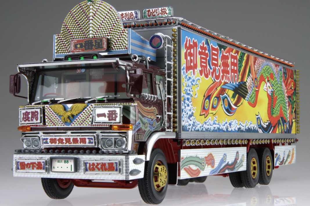 Aoshima bringt schrillen Film-Truck aus Japan als 1:32-Kit