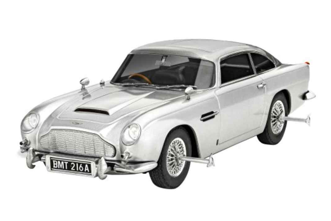 Revell bringt vier Bond-Dienstwagen in 1:24 als Plastikkits