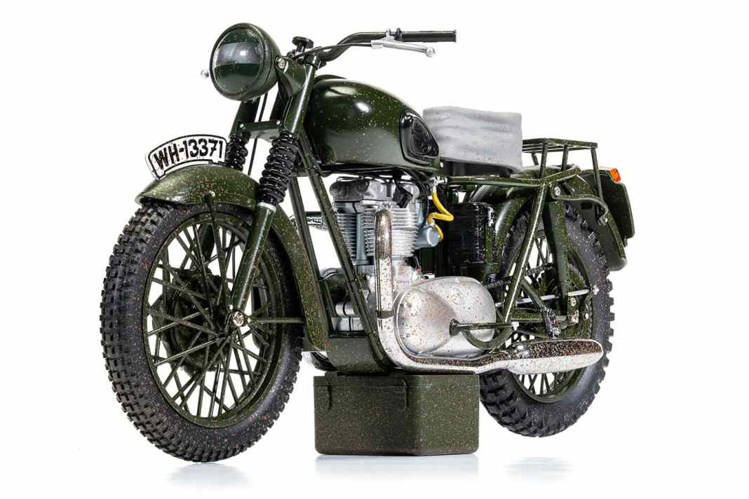 Das Film-Bike von Corgi in 1:12, die “Escape”-Triumph, wird dreckig
