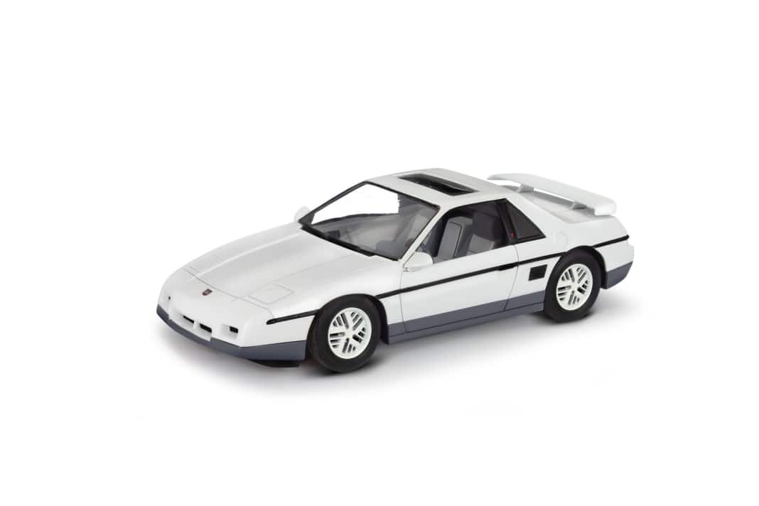 Revell gibt mit dem `85 Pontiac Fiero als 1:24-Plastikkit Vollgas!