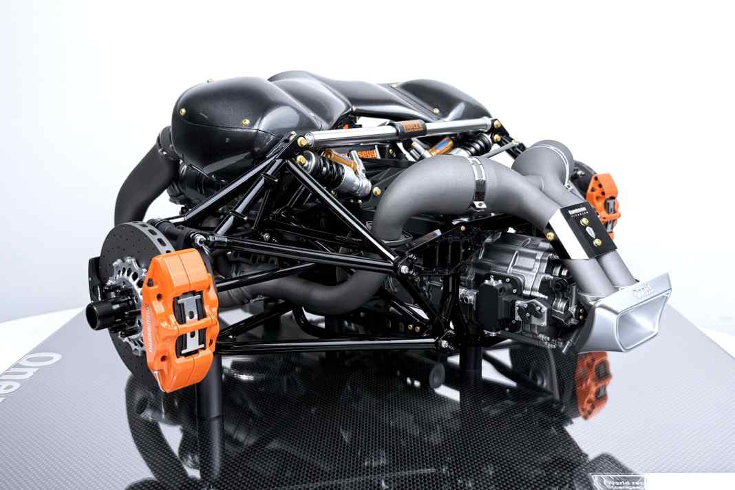 Fronti-Art baut den 1360-PS-V8 des Koenigsegg One:1 in 1:4