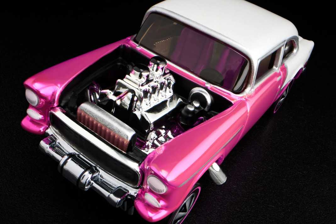 Hot Wheels RLC enthüllt '55 Chevy Bel Air Gasser in Party-Pink als 1:64er