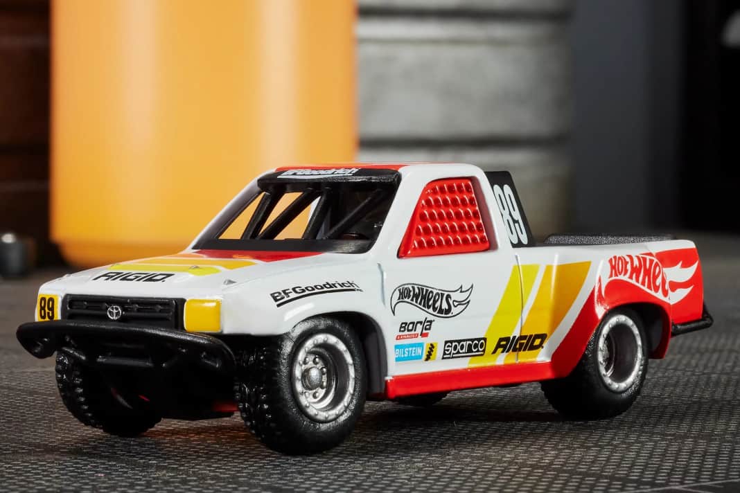 Hot Wheels bringt den Toyota Hilux für die großen Sprünge in 1:64