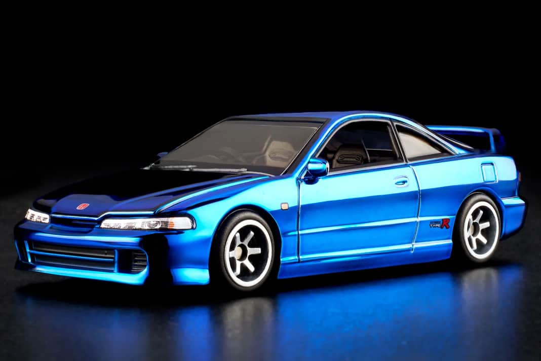 Hot Wheels` Honda Integra R fährt in 1:64 und Blaumetallic vor