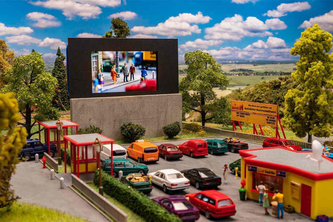 Bauen wir doch einmal ein Autokino. Bullitt oder 007 auf der 1:87-Leinwand?
