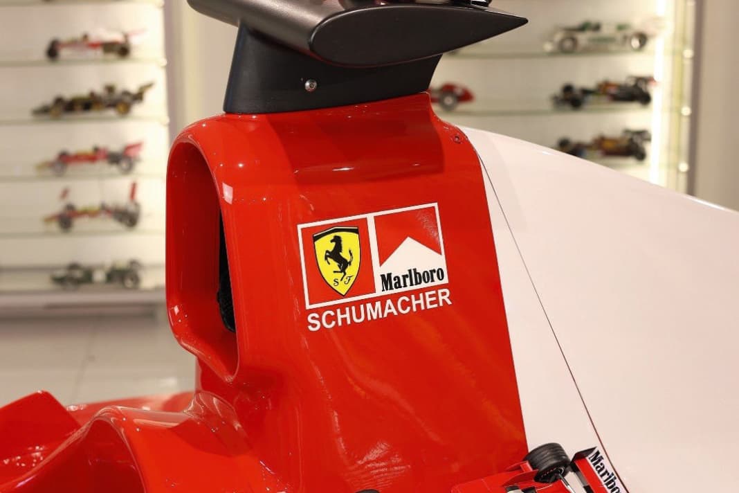‘98 Ferrari F300 von Werk83 in 1:18 – Mit Frühstücksbrettchen