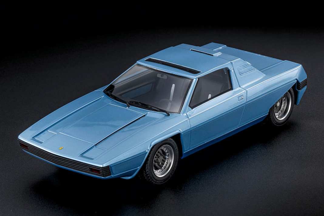 Top Marques enthüllt Rainbow-Ferrari in 1:18 aus Resine