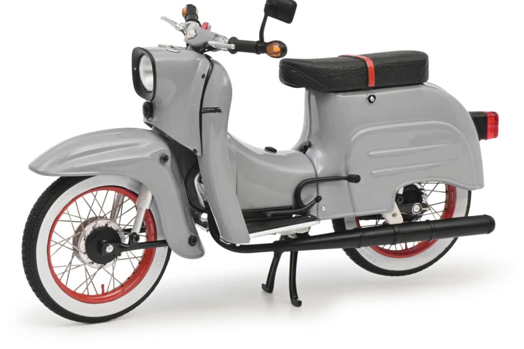 Schuco rollt seine aufgebrezelte Simson Schwalbe in 1:10 zu den Fans