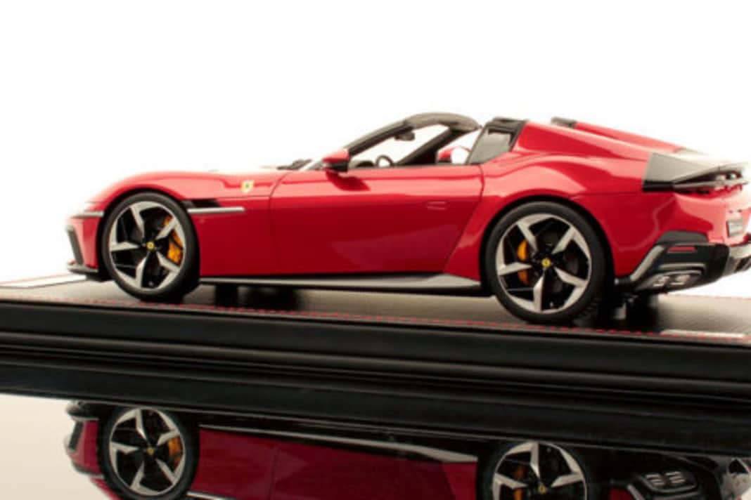 12Cilindri Spider erstrahlt in Rosso Imola bei MR Collection in 1:18