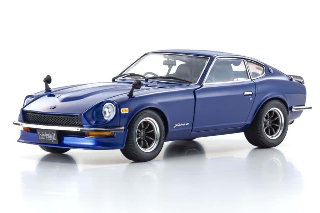 Kyosho fährt Nissan 240 Z-L in Blau und 1:18 vor